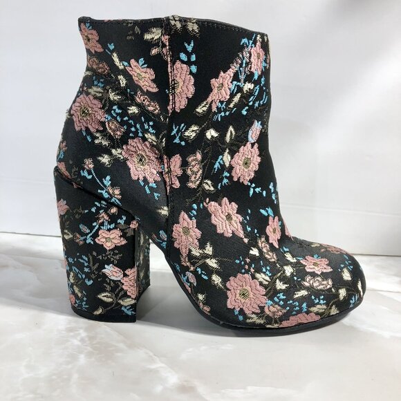 Torrid Chunky Black Floral Embroidered Side Zip Party Cocktail Bootie Sz 8 - Picture 1 of 10